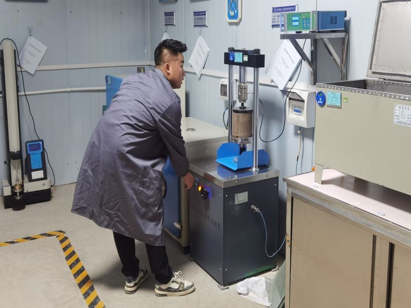 無(wú)側(cè)限抗壓強(qiáng)度試驗(yàn)