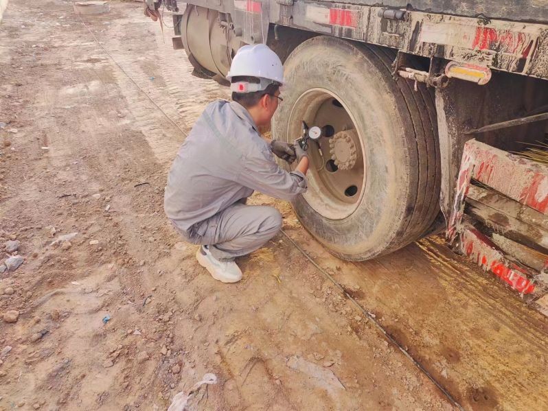 彎沉試驗(yàn)（測量輪胎氣壓）